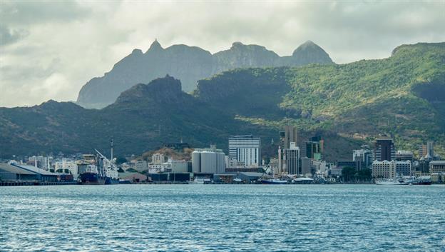 Port Louis ist die Hafenstadt von Mauritius. Der Blick in die Bucht mit den modernen Gebäuden vor den spektakulären Bergen ist wirklich außergewöhnlich schön.
